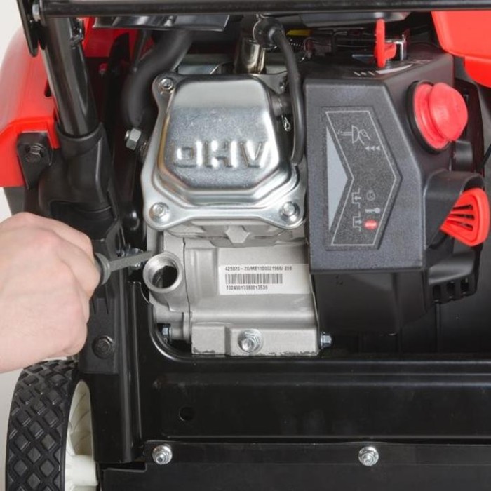 купить купить Снегоуборщик бензиновый, 4-х тактный двигатель 2.2 HP / 1,65 кВт, рабочая ширина 460 мм, с регулировкой направления выброса снега INTERTOOL SN-4000  
